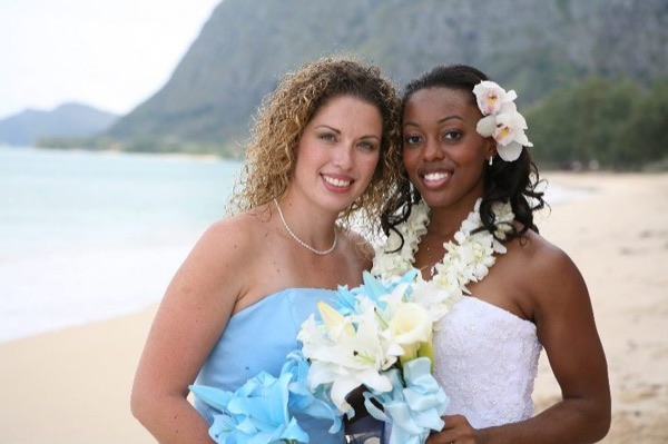 Naheshae with her bridesmaids in light blue, from another angle
