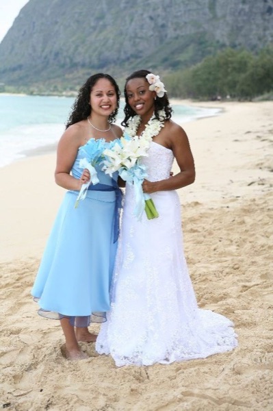 Naheshae with her bridesmaids in light blue, close up