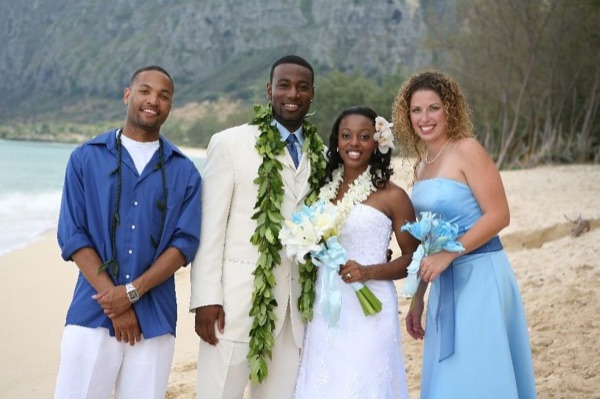 Naheshae with her bridesmaids in light blue, smiling