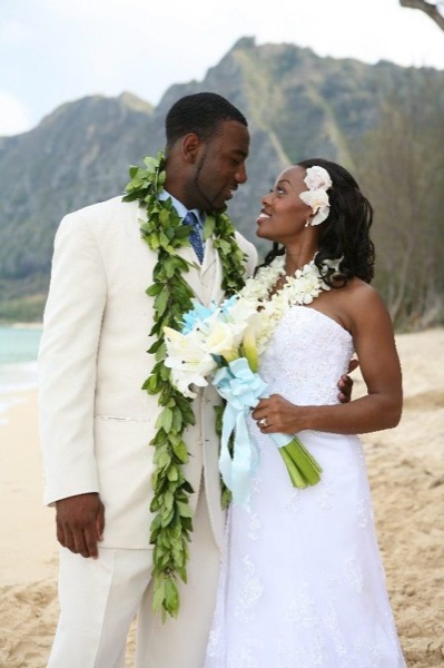 A kiss on the beach, smiling