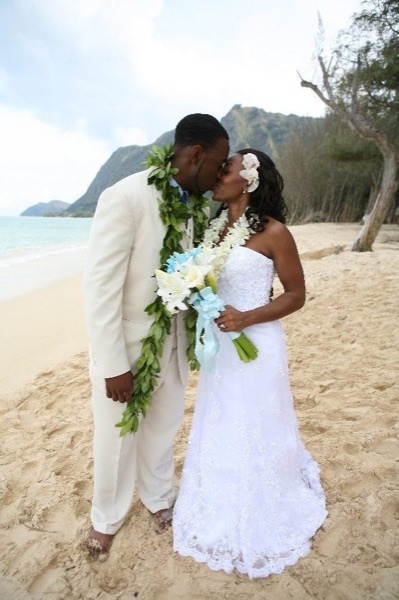 A kiss on the beach, close up