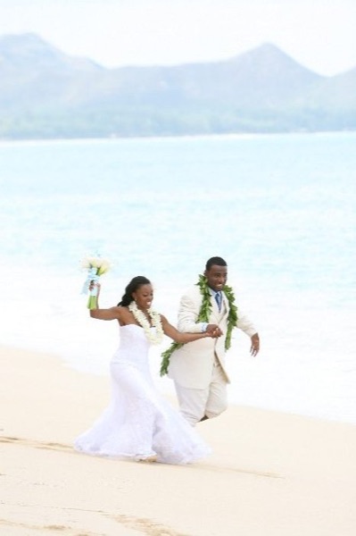 Naheshae and Damarus on the beach with the mountains behind them, in a happy moment