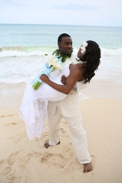 A kiss on the beach, wide view