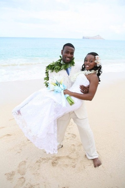 Naheshae and Damarus on the beach with the mountains behind them, looking at each other