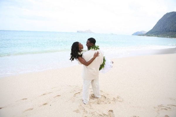 Naheshae and Damarus on the beach with the mountains behind them, close together