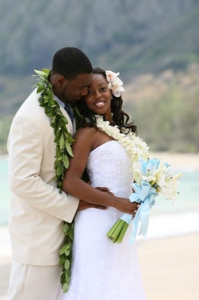 Naheshae and Damarus on the beach with the mountains behind them, up close