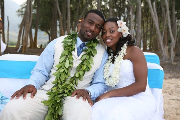 Naheshae and Damarus on the beach with the mountains behind them, in a sweet moment