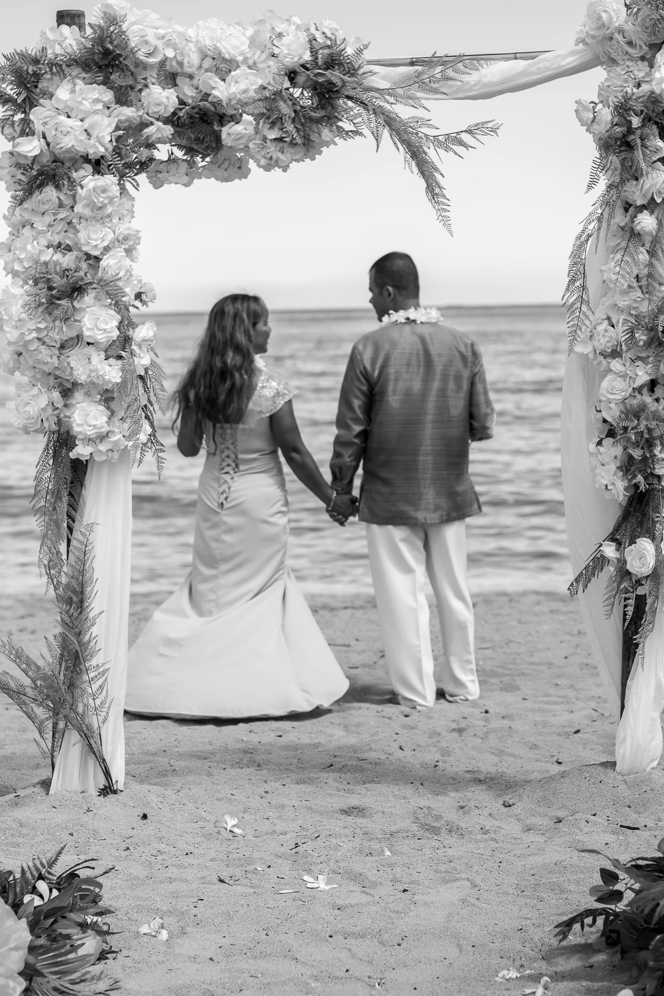 A black and white photo at the arch