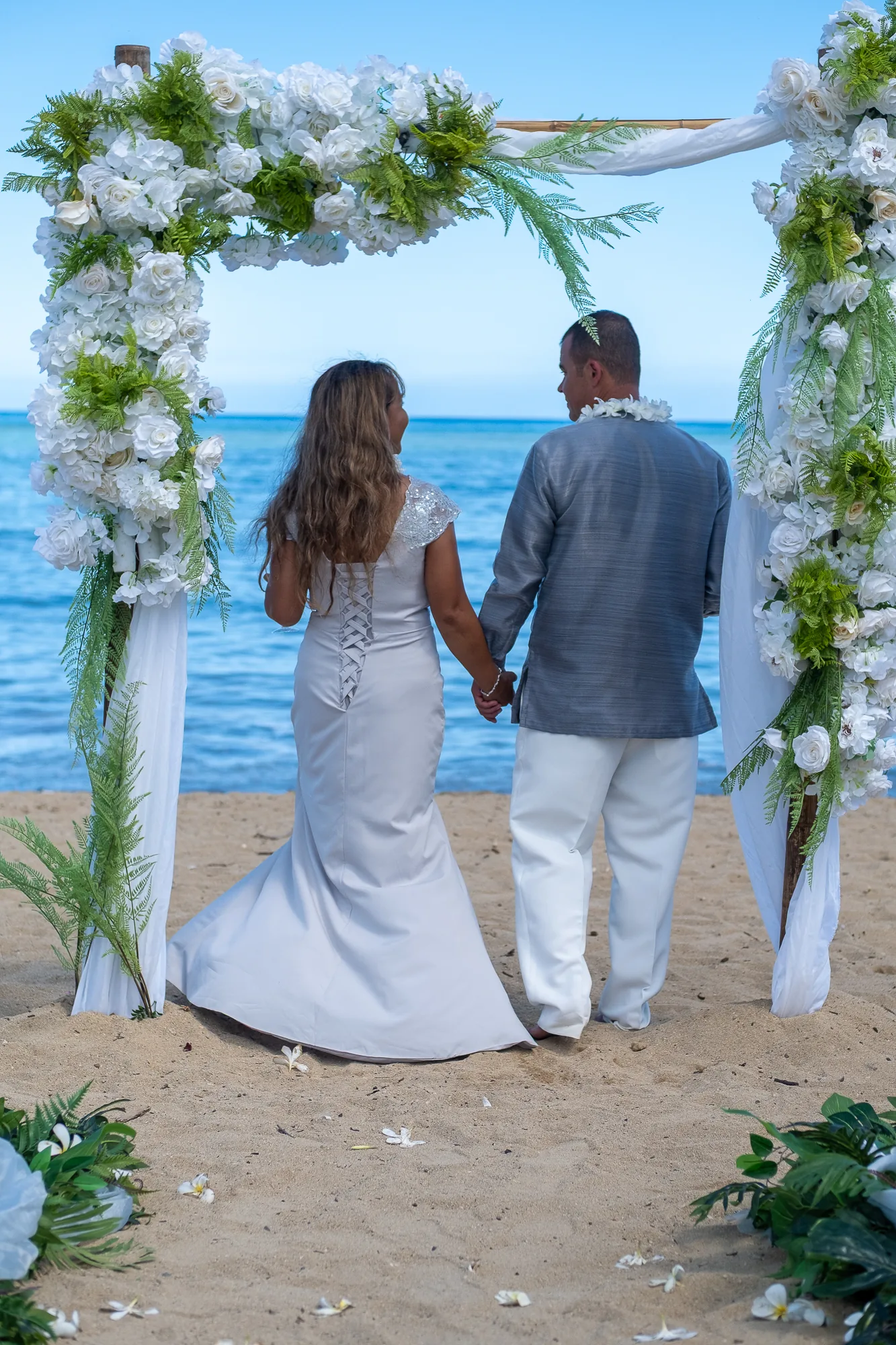 Hand in hand facing the ocean