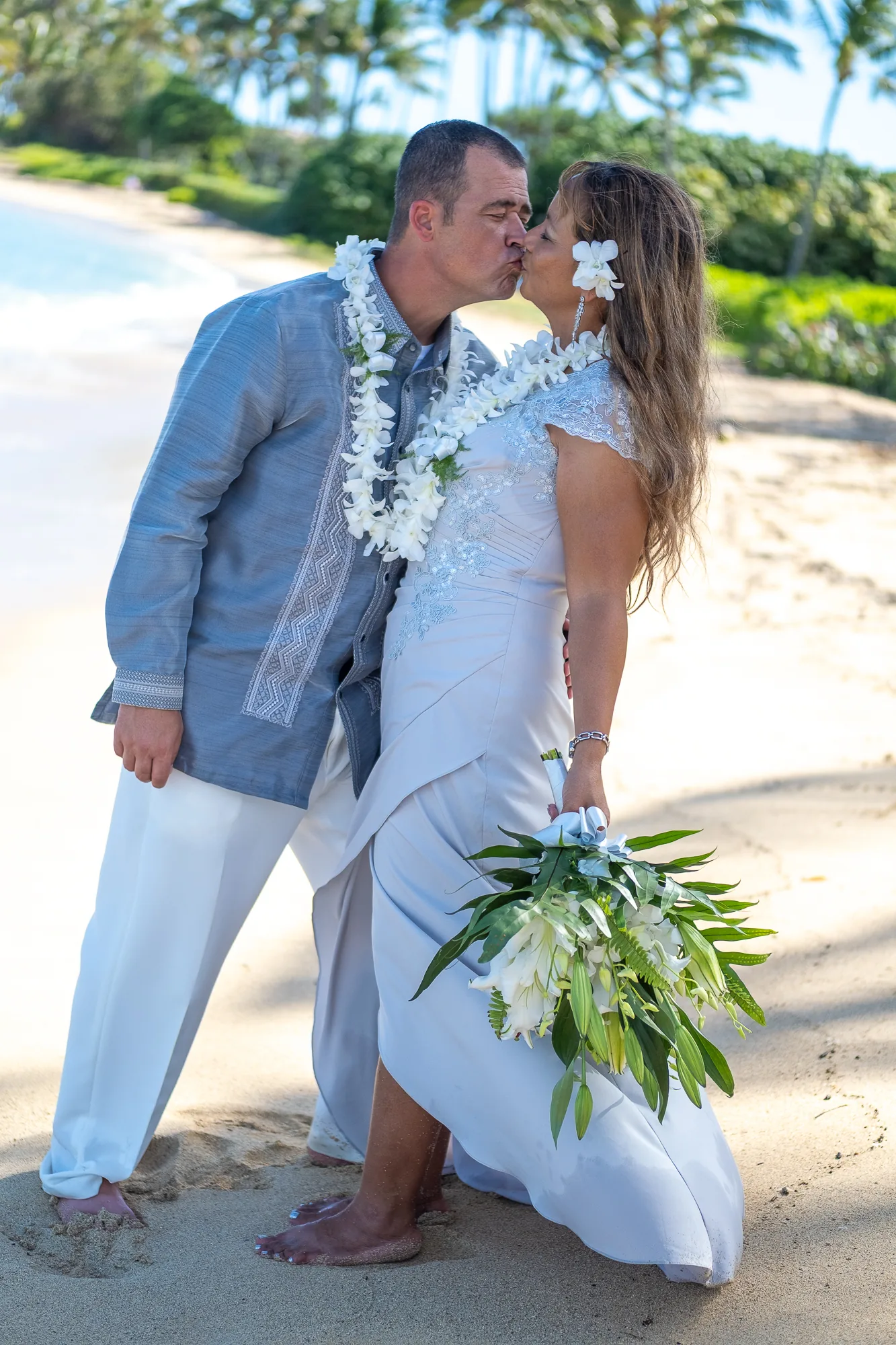 A kiss with the palms behind them