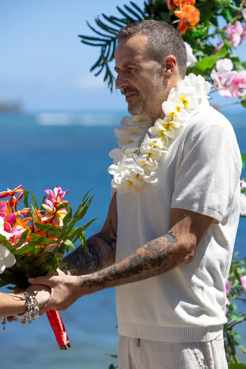 Steve in his white lei with the bouquet