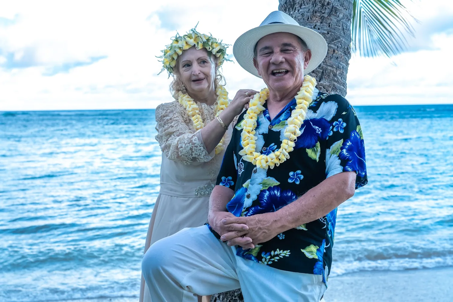 A sweet moment in their leis and haku