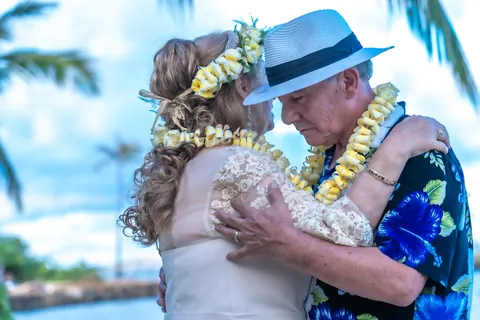 A loving hug in their leis