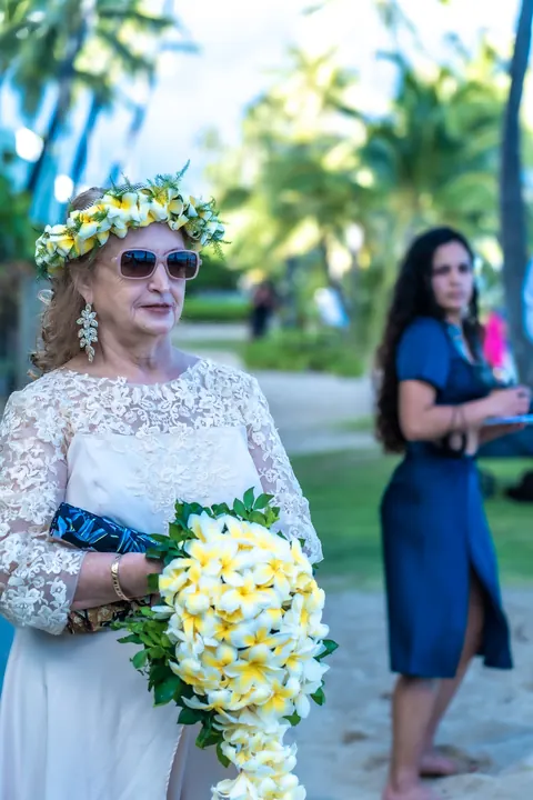 Shirley holding her yellow and white bouquet
