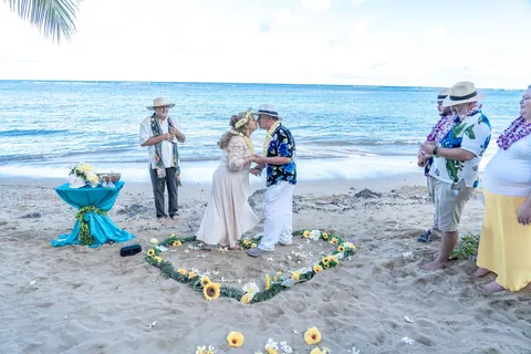 The yellow flower heart on the sand