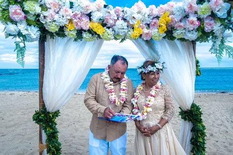 Portrait at the flower arch with the ocean behind