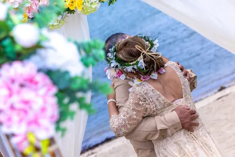 A tender moment under the arch