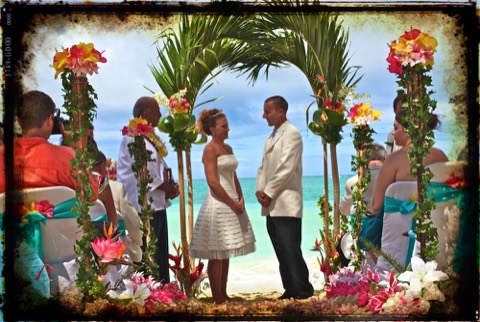 Antique style photo of the couple at the palm altar